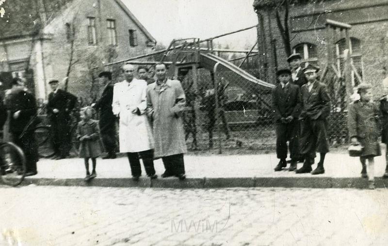 KKE 2277.jpg - Fot. Na ulicy. Witold Kołakowski – tata Janusza Kołakowskiego; ubrany w biały strój, fotografia zrobiona najprawdopodobniej podczas obchodów święta pracy, Lidzbark Warmiński, 1949/50 r.